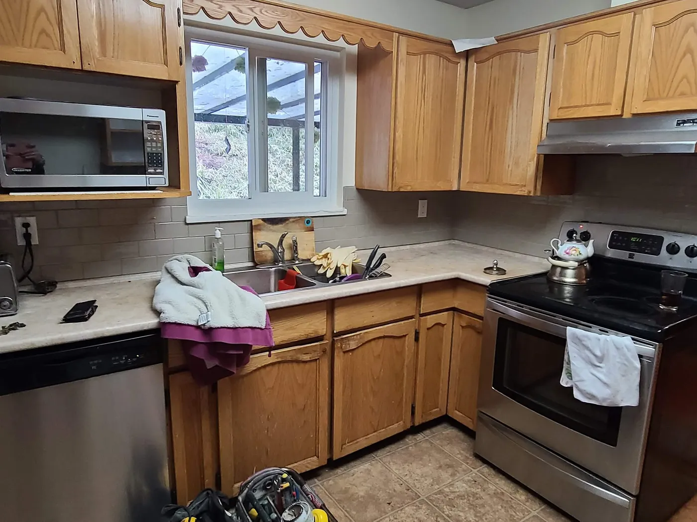 Kitchen renovation in Port Moody by PS Tiling: Range wall and subway backsplash, before.