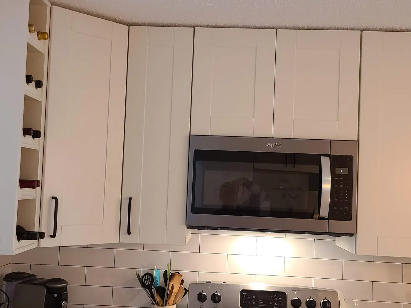 Kitchen renovation in Port Moody by PS Tiling: Range wall and subway backsplash, after.